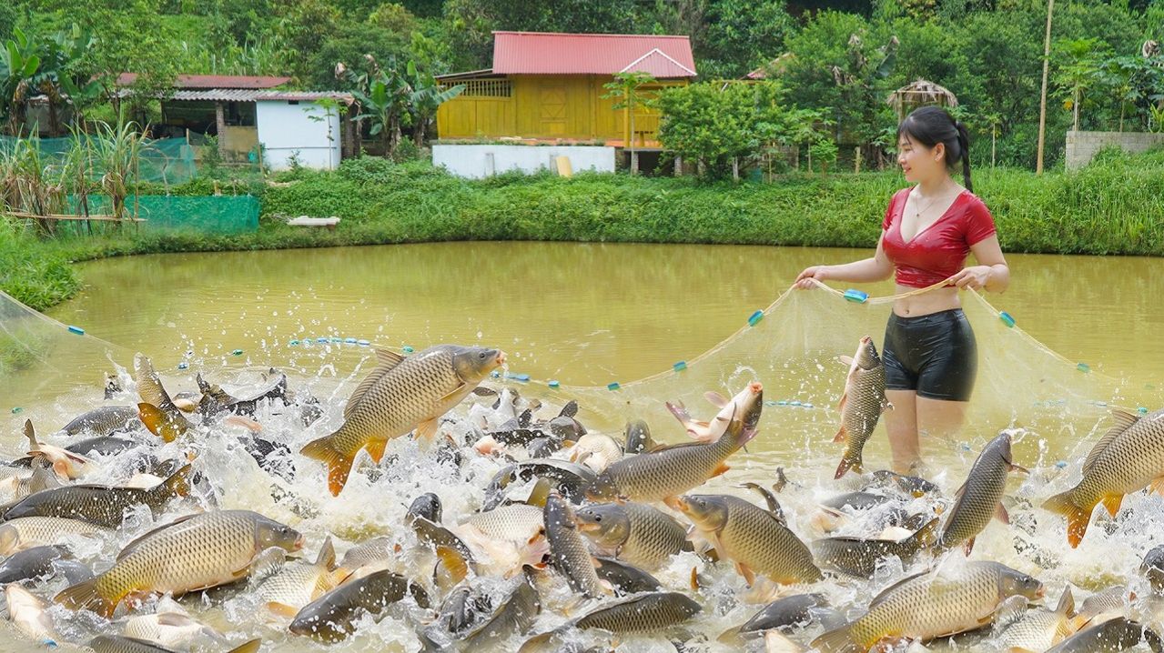 В одиночку тянула сеть, наловила много рыбы. Отправляюсь в деревню, чтобы продать ее местным / Нхат.