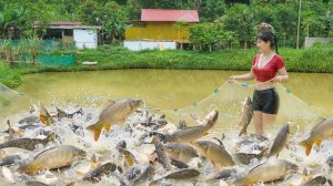 В одиночку тянула сеть, наловила много рыбы. Отправляюсь в деревню, чтобы продать ее местным / Нхат.