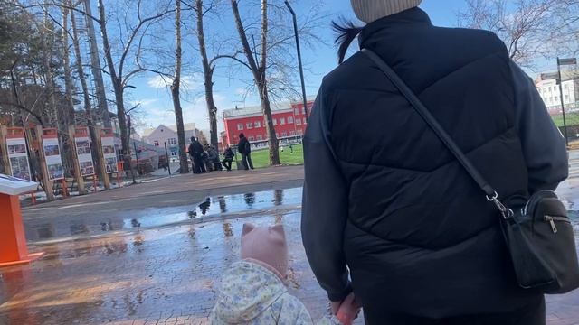 У нас хорошая погода.Гуляем в парке с детьми