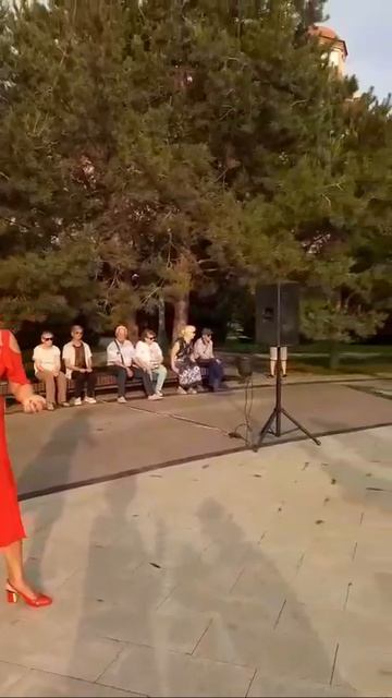 И вновь поем и танцуем вместе со мной..