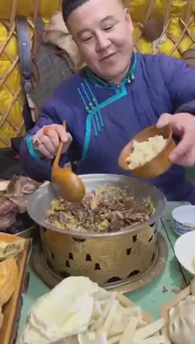 Доброе утро! А это вам не суп, а наш монгольский чай - Хийцтэй цай. Час с особыми ингредиентами :)