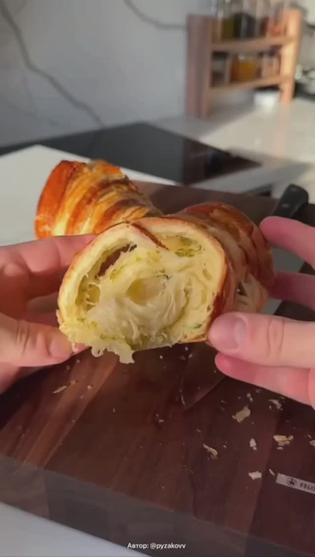 Слойка с сыром, зеленью и чесноком 🤩