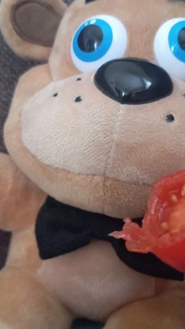 Мишка Фредди пробует первый в жизни через (это помидорами)