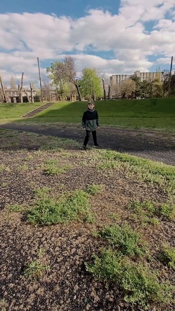 Решил загореть весной,но друг ботан....😜