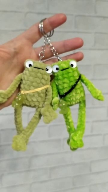 Длинные длиннолапые лягушки