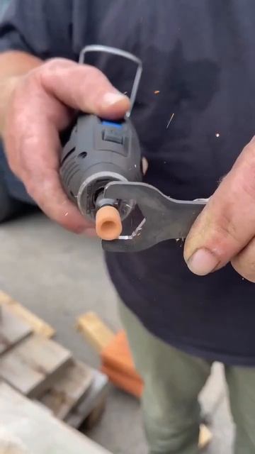 Срочное решение для замены стоек: всё, что было под рукой, пошло в дело.