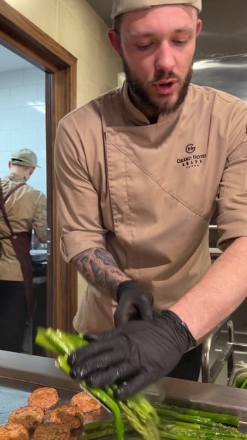 Открытая кухня ресторана «Панорама» — это эпицентр гастрономического искусства.