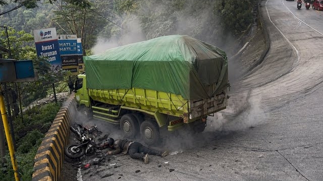 Опасный горный поворот на Индийской дороге