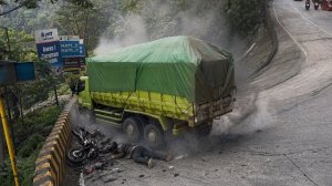 Опасный горный поворот на Индийской дороге