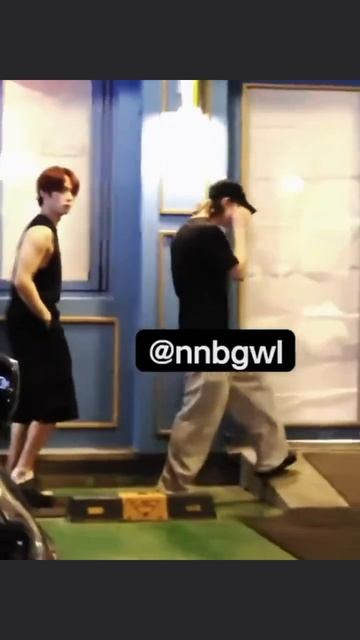 срочные новости поймали Хёнджина и Ли Ноу , выходящими из мотеля и направляющимися в ресторан.🚨🚨