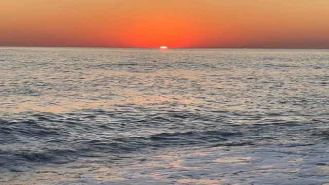 Закат солнца на пляже Лазурь