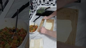 куриные ножки в слоеном тесте с овощами