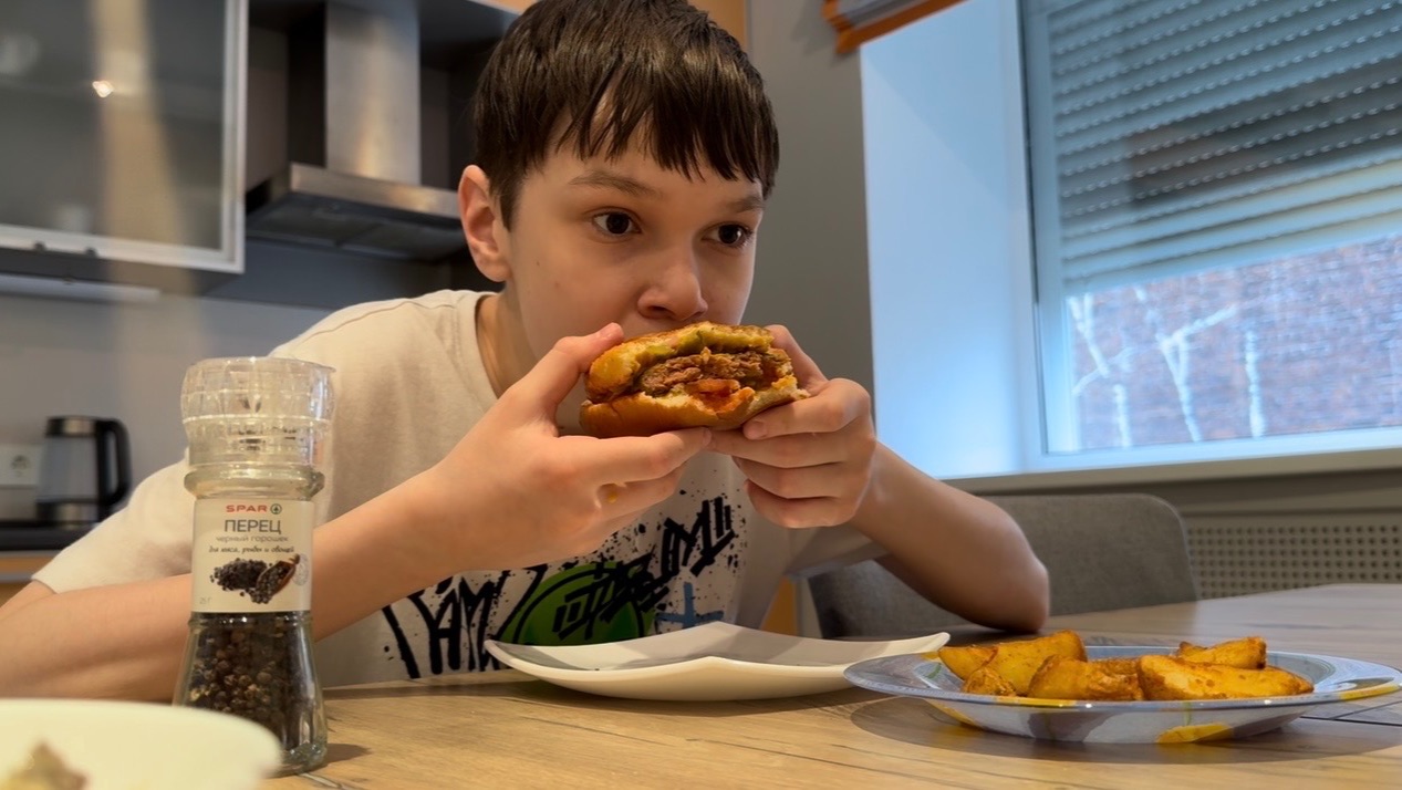 Мукбанг 🧋Чизбургер 🍔 и WoK premium 🥡🥢