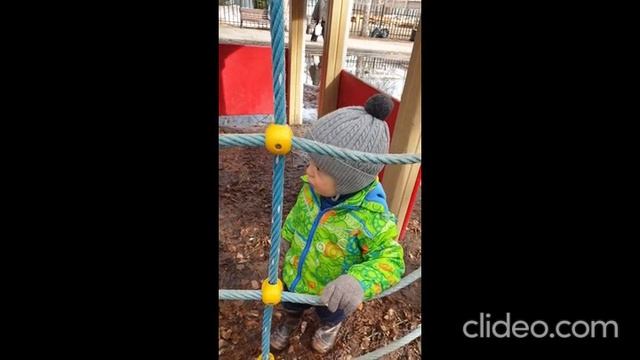 Рома гуляет впервые в весенней одежде, 25.04.2026