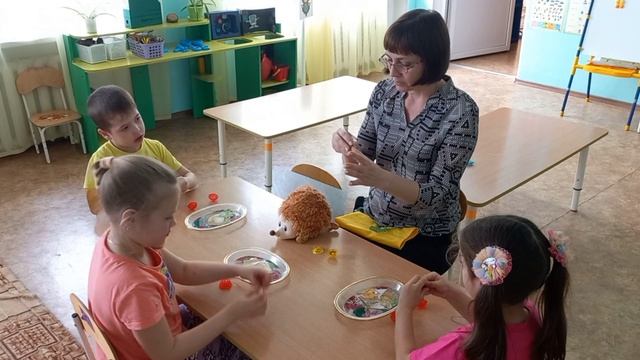 Логопедическое занятие с использованием массажного шарика су-джок.