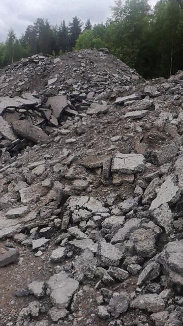 Горы битого асфальта.