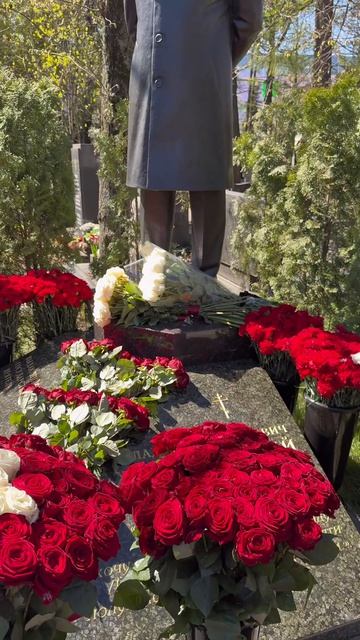 Могила великого политика утопает в цветах / 80 лет назад родился Владимир Вольфович Жириновский