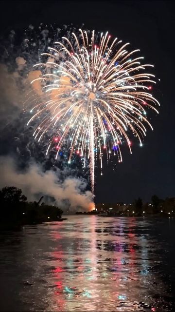 Зрелищный фейерверк на озере #фейерверк #ночное_небо
