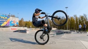 Супер трюк на велосипеде на одном колесе
