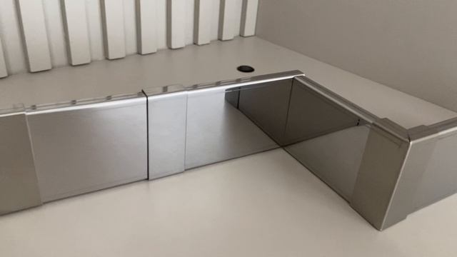 Плинтус из нержавеющей стали 304 с кабель каналом на клипсе полированный
