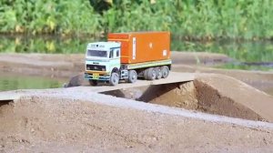 Машинки для детей и малышей. Машинки едут по делам. Машинки едут по грязи.