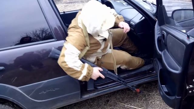 Способ эвакуации из транспортного средства с автоматом калашникова