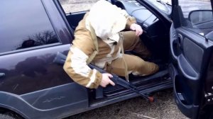 Способ эвакуации из транспортного средства с автоматом калашникова