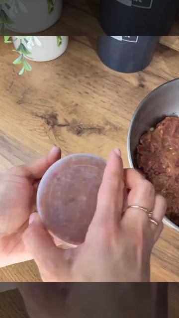 Как легко сделать идеальную форму для котлет.

Лайфхак👌