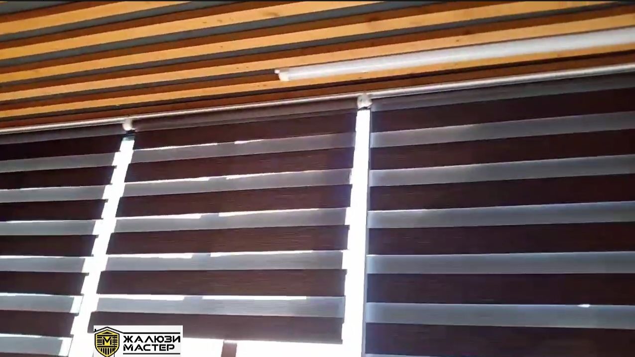 Темно-коричневые рулонные шторы Зебра для создания атмосферы спокойствия и роскоши.