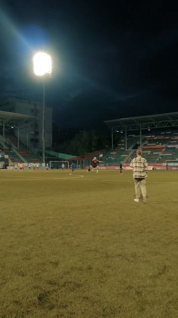 Бизекс ловит мяч от болельщика АМКАЛА