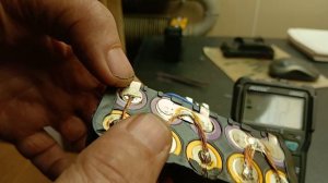 Устанавливаю дополнительные Li-ion аккумуляторы в электроинструмент.