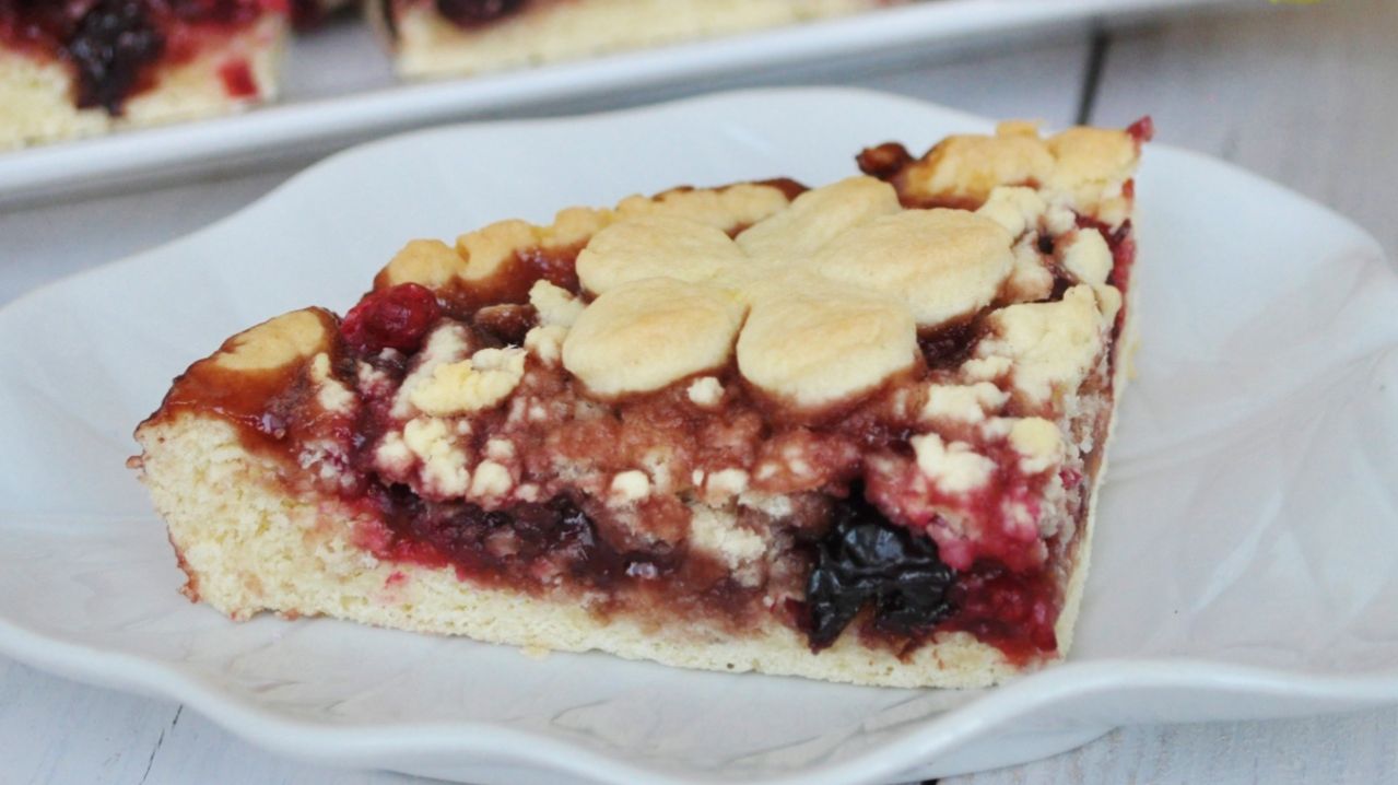 🥮 Выпечка из песочного теста: тёртый пирог с вишнёвым вареньем | Простой рецепт песочного пирога