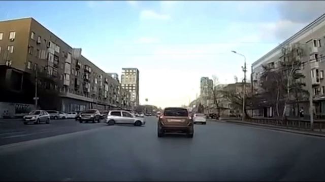 Пикирует слева на улице Масленникова в Омске