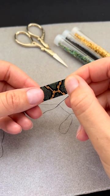 Потрясающее кольцо из мелкого и ровного бисера 🐍
#кольцоизбисера #кольцо #кольцоручнойработы