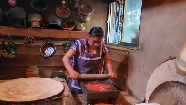 Я так готовлю несколько голубых лепешек и подаю их с фасолью флер де майо и яичным соусом