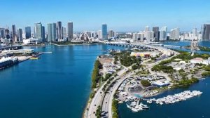 Тропический город Майями! Бирюзовая вода и роскошное побережье. Виды на городской горизонт.