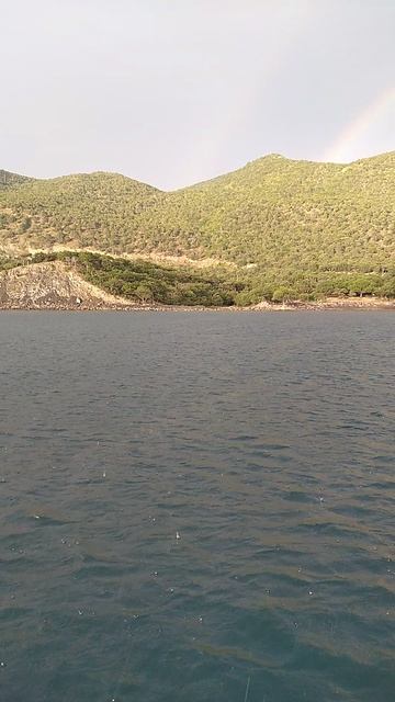 Возвращаемся из путешествия на яхте, двойная радуга над горой в Большом Утрише на Чёрном море