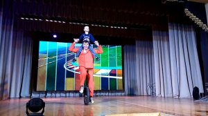 на голове у клоуна