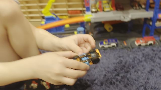 Иван Дмитриевич играет в хот вилс