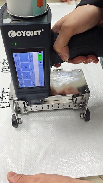 DOD: печать крупным шрифтом с помощью портативного струйного принтера на тканых сумках. 💪🛍️