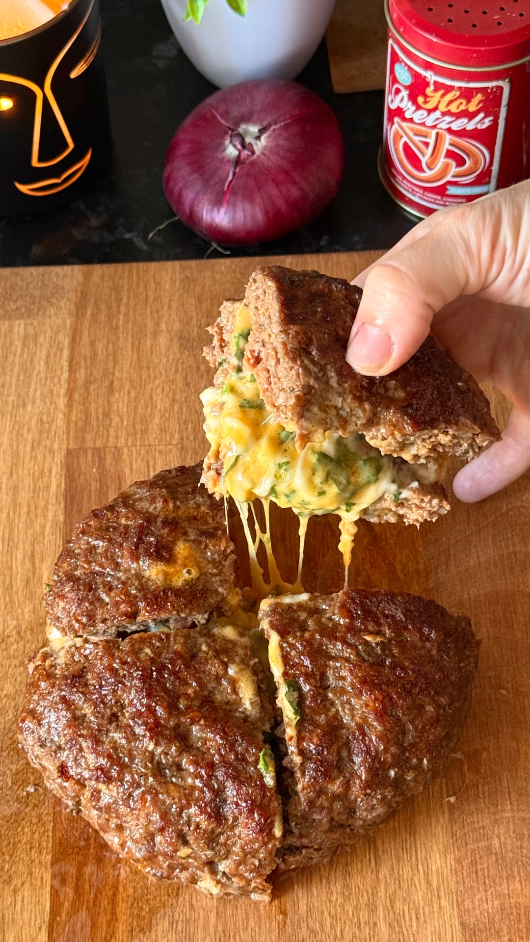 Гигантская котлета «Мясной вулкан с лавой»🥩🧀