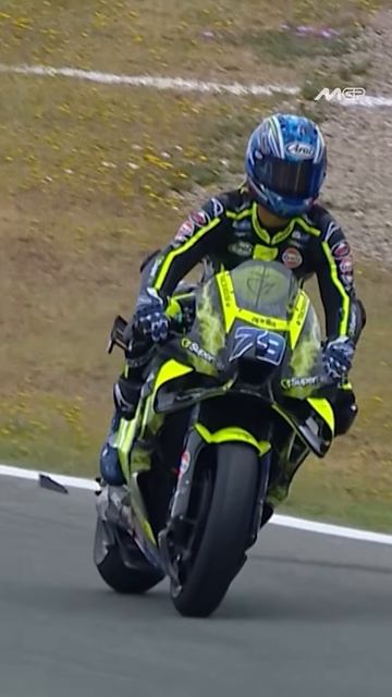 Огура блокирует колеса на въезде в пит-лейн! 🤯