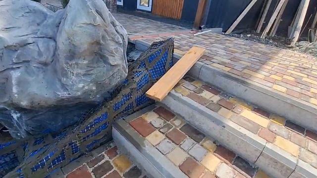 оформляю лестницу перилой с горшочком