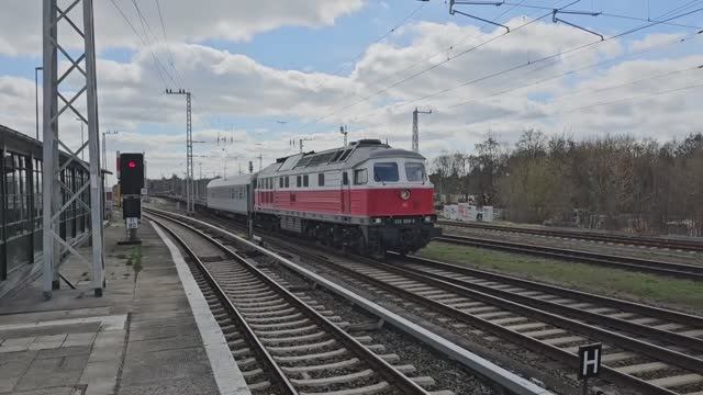 Тепловоз 232 658-5 (ТЭ109) с платформами, мимо станции Берлин Грюнау