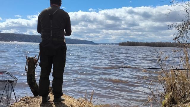 рыбалка 25 апреля 2026 с женой на Волге. волны сбивают с ног. шашлыки под снегом