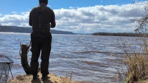 рыбалка 25 апреля 2026 с женой на Волге. волны сбивают с ног. шашлыки под снегом