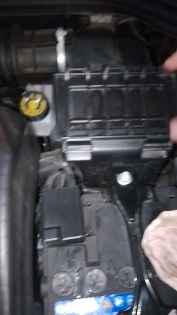 Хоть бы кто показал как правильно вынимать фильтр воздуха на Весте!