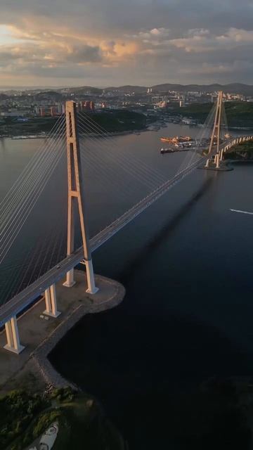 Русский мост во Владивостоке — крупнейший вантовый мост в мире по длине  пролёта (1104 метра)