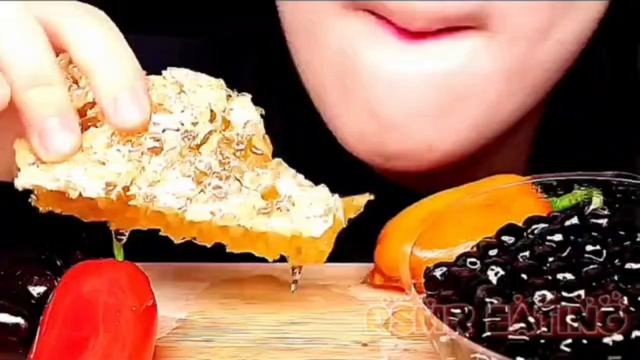 Клубника с тортом. Фрукты в карамели. Пирожные в виде фруктов