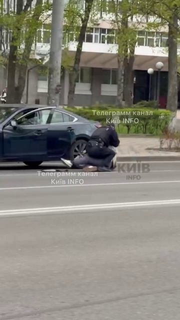 Полицаи крутят водителя.